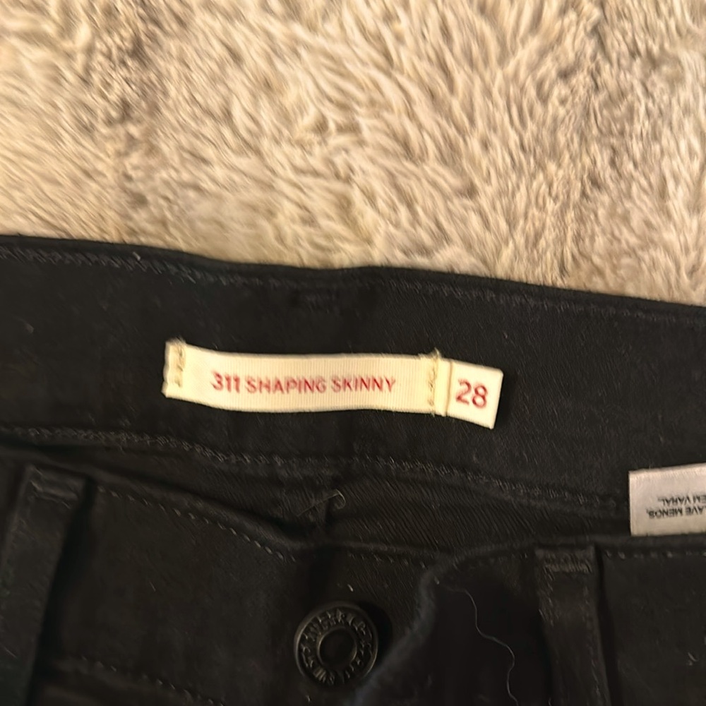 Brand new black size 28, 311 shaping skinny Levi’s 28 waist length 30